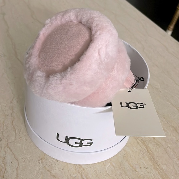 UGG Accessories - NWT UGG Center Strip Earmuff.
